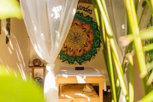une planche de surf est suspendue au-dessus d'une table dans une pièce dans l'établissement Villa Residencial Encantos Da Mata, à Itacaré