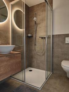 格雷興的住宿－Sunnustrahl，带淋浴、水槽和卫生间的浴室
