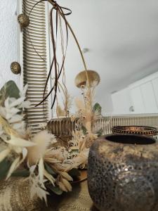 un jarrón sentado en una mesa con plantas. en Sunnustrahl en Grächen