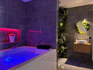 Ένα μπάνιο στο Loving room cocooning avec jacuzzi « la terre »