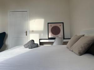 Un pat sau paturi într-o cameră la Lily Flower - B&B