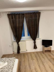 un dormitorio con una cama y una ventana en Bada Bing Plaza, en Bratislava
