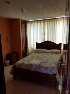 Postel nebo postele na pokoji v ubytování HOSTAL EL CONFORT QUITO NORTE