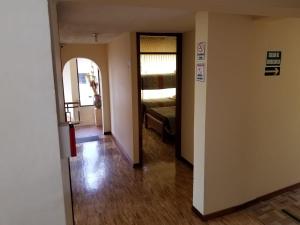 Postel nebo postele na pokoji v ubytování HOSTAL EL CONFORT QUITO NORTE