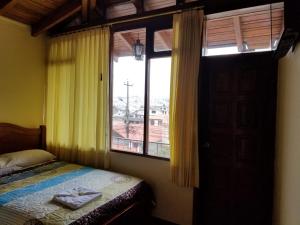 Postel nebo postele na pokoji v ubytování HOSTAL EL CONFORT QUITO NORTE