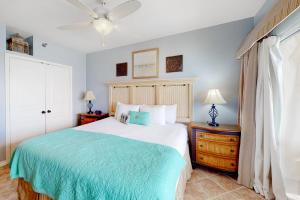 Un dormitorio con una cama grande y dos mesitas de noche. en The Beach Bounce, en Pensacola Beach 15 fotos más