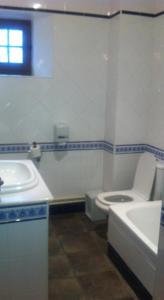 El Urogallo في Noceda: حمام مع مرحاض ومغسلة