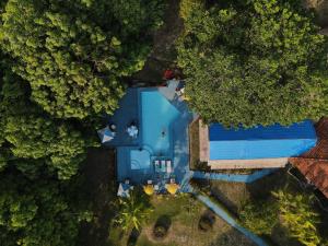 una vista aérea de una casa con piscina en Beloalter Hotel, en Alter do Chao