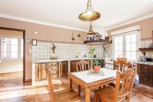 a kitchen with a table and chairs in a room at CASA ISA, ideal para descansar. in Santa Cruz de la Palma