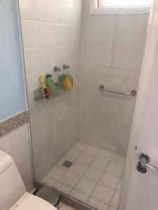 een badkamer met een douche en een toilet bij Hotel Búzios Resort com Entretenimento in Búzios