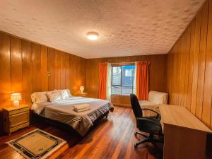 a bedroom with a bed and a desk and a chair at Casa Abaroa in La Paz