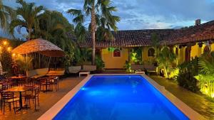 uma villa com piscina em frente a uma casa em Encuentros em Granada