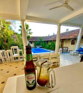 Una botella de cerveza encima de una mesa. en Encuentros, en Granada