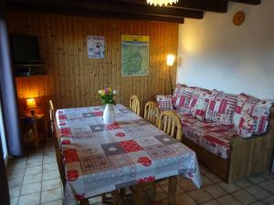 ラ・ブレスにあるLa Bresse Hautes Vosges Chalet le Paiquisのリビングルーム(テーブル、ソファ付)