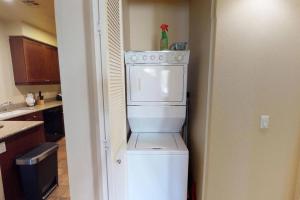 een witte wasmachine en droger in een keuken bij LV102 Upstairs 1 Bedroom Legacy Villas Delight in La Quinta