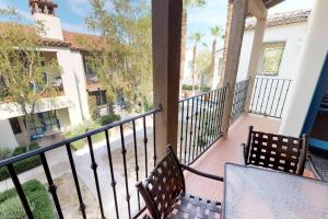 een balkon met 2 stoelen en een tafel bij LV102 Upstairs 1 Bedroom Legacy Villas Delight in La Quinta