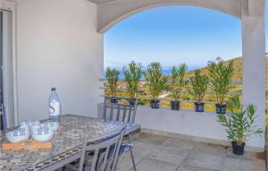 d'une table et de chaises sur un balcon avec vue sur l'océan. dans l'établissement Awesome Apartment In Coti Chiavari With Kitchen, à Coti-Chiavari