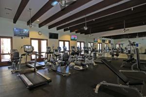 um ginásio com várias passadeiras e máquinas de cardio em LV110 Secluded Downstairs 1 Bedroom Legacy Villa em La Quinta