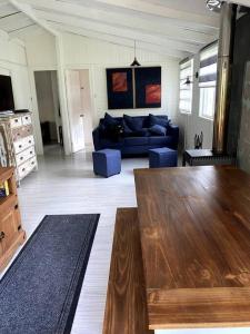 sala de estar con sofá y mesa de madera en Acogedora casa de huéspedes, climatizada., en Los Ángeles