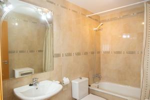 uma casa de banho com um lavatório, um WC e uma banheira em Els Ports d'Horta em Horta de San Joan
