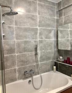 倫敦的住宿－Lovely 2 bed Hampstead Apartment，设有带浴缸和淋浴的浴室。