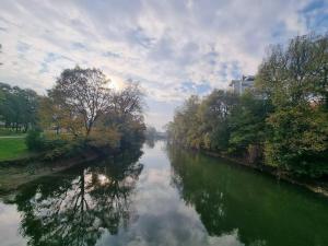 vistas a un río con árboles y al cielo en Little cozy apt close to centre en Liubliana