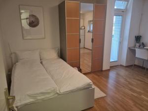 1 dormitorio con 1 cama grande y armario en Little cozy apt close to centre, en Liubliana
