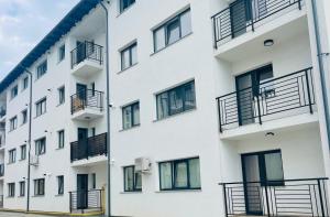 un condominio con balconi sul lato di Luxury apartments a Suceava