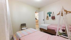 1 dormitorio con cama y columpio en Casa Familiar Estaleiro, en Balneário Camboriú