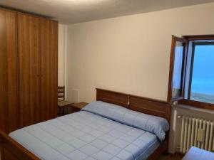 1 dormitorio con cama y ventana en Casa vacanza da Berto en Stregna