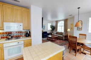 Il comprend une cuisine et un salon avec une table. dans l'établissement SV108 1 Bedroom Spa Villa w Incredible Views, à La Quinta
