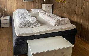 Postel nebo postele na pokoji v ubytování Gorgeous Apartment In Gol With Wifi
