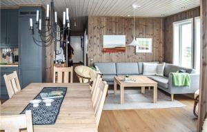 Golsfjellet的住宿－Gorgeous Apartment In Gol With Wifi，用餐室以及带桌子和沙发的客厅。