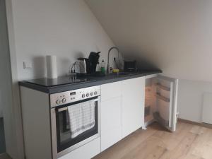 a kitchen with a stove and a counter top at Messe Apartment BIN in Hildesheim