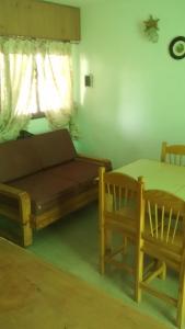 sala de estar con sofá y mesa en Duplex en Mar del Tuyú en 