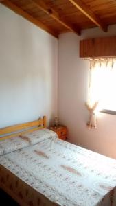 Un pat sau paturi într-o cameră la Duplex en Mar del Tuyú