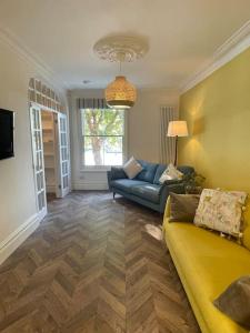 Seating area sa Bristol townhouse with harbour views. Sleeps 7