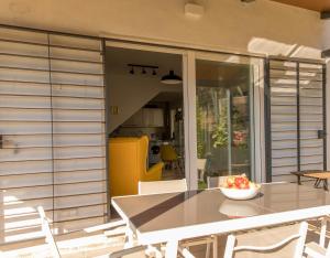 stół z miską owoców na patio w obiekcie Casa Rural Lavanda con Piscina w mieście San Nicolás del Puerto