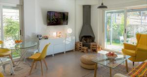 salon ze stołem i kominkiem w obiekcie Casa Rural Lavanda con Piscina w mieście San Nicolás del Puerto