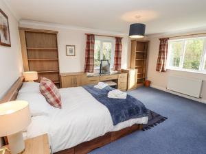 1 dormitorio con 1 cama, escritorio y ventanas en Eggleston, en Hull