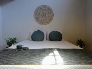 Quinta da Galeana Dreaming في لورينها: غرفة نوم بسرير ذو وسادتين خضراء