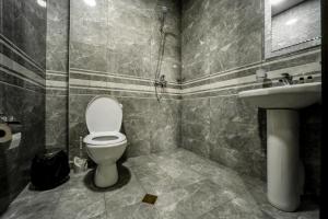 Koupelna v ubytování Hotel Guri