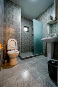 Koupelna v ubytování Hotel Guri + 37 fotografií