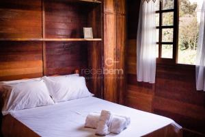 ein Bett mit zwei Handtüchern auf einem Zimmer in der Unterkunft Casa Completa - Nova Petrópolis in Nova Petrópolis