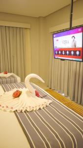 a bowling alley with a white dress and a screen at Baía Branca Beach Resort in Tamandaré