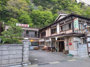 ein Gebäude mit in der Unterkunft Ichimaru Ryokan - Vacation STAY 59281v in Tenkawa