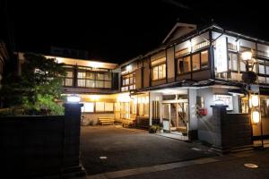 un edificio iluminado por la noche con luces en Ichimaru Ryokan - Vacation STAY 59281v, en Tenkawa