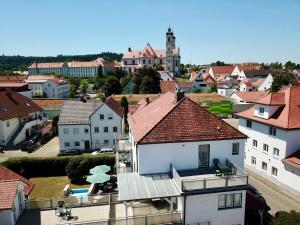 widok na miasto z białymi domami w obiekcie otto - bed & breakfast w mieście Ottobeuren