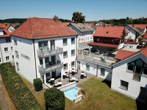 - une vue aérienne sur une maison avec une piscine dans l'établissement otto - bed & breakfast, à Ottobeuren