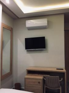Televiisor ja/või meelelahutuskeskus majutusasutuses HOTEL CAFE PALAIS SALAM , Beni Mellal